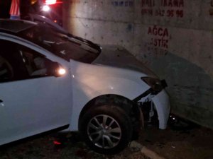 Seyir Halindeki Otomobil Köprünün Altından Geçerken Duvara Çarptı: 3 Yaralı