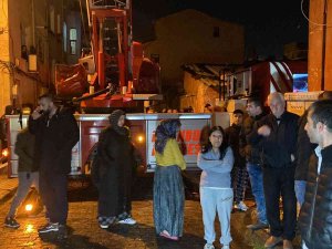 Fatih’te 3 Katlı Bina Alev Alev Yandı: 1 Kişi Üçüncü Kattan Atlayarak Kurtuldu