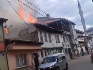 Bursa’da Tarihi Ev Alev Alev Yandı