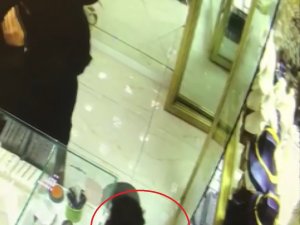 Çocuklarını Hırsızlıklarına Alet Ettiler, O Anlar Kameralarda