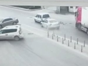Anayolda Dönüş Yapmaya Çalıştı, Zincirleme Kazaya Yol Açtı