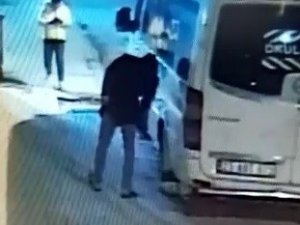 Durduk Yere Minibüsün Lastiğini Kesip Yoluna Devam Etti