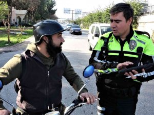 Polislere Ehliyetsiz Yakalandı, Yardım İçin Çağırdığı Arkadaşı Da Ehliyetsiz Çıkınca İkinci Şoku Yaşadı