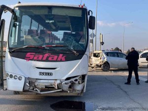 İ̇şçi Minibüsü İle Otomobil Çarpıştı: 3 Yaralı