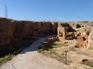 Mardin’in Tarihi Yapıları Kar Güzelliğine Hasret Kaldı