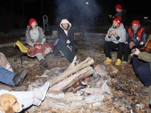 Rus Turistler Fırında Kendi Pidelerini Pişirdi, Kamp Ateşinde Eğlendi