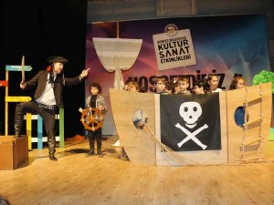 Minikler "Şaşkın Korsan" Oyunuyla Eğlendi