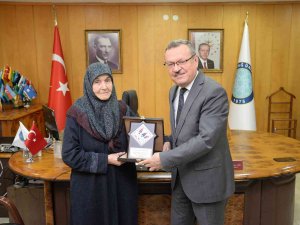 Emine Teyzeden Duygulandıran Bağış