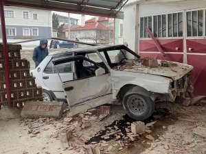 Kontrolden Çıkan Tofaş Evin Bahçe Duvarını Böyle Yıktı