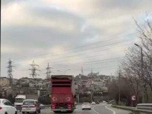 Tuzla Tem Otoyolunda 130 Kilometre Hızla İlerleyen Kamyon Kamerada