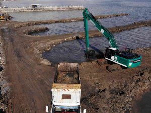 Bakan Kurum: “Van Gölü’nde Bugüne Kadar 807 Bin Metreküp Dip Çamuru Temizliği Yapıldı”