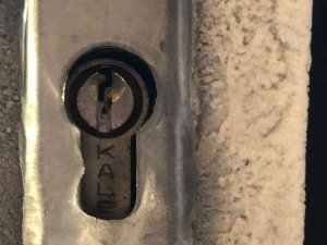 Kars Eksi 15’i Gördü, Kapı Kilitleri Dondu