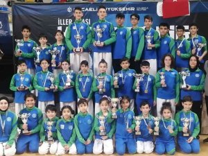 Çayırova Belediyesi Karate Takımı Kupa Ve Madalyaları Topladı