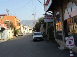 İ̇natçı Keçi Girdiği Eczaneden Çıkmak İstemedi