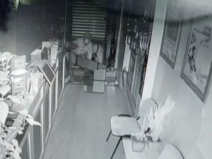Levye İle Girdikleri Dükkanda Cep Telefonu Ve Malzeme Çalıp Kaçtılar