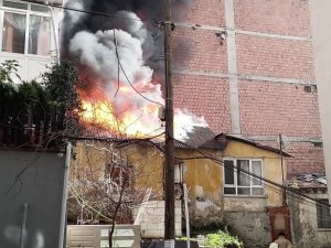 Kağıthane’de Korkutan Yangın: Hatalı Parktan İtfaiye Gecikince Alevler Diğer Binalara Sıçradı