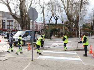 Gürsu’da Yaya Güvenliği İçin Yol İşaretleri Yenileniyor
