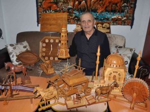 Ahşabı Sabırla İşleyerek Sanat Eserine Dönüştürüyor