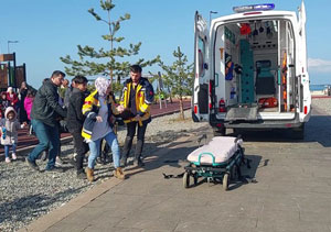 Trabzon'da parkta düşerek dili boğazına kaçan çocuğu sağlık ekibi kurtardı
