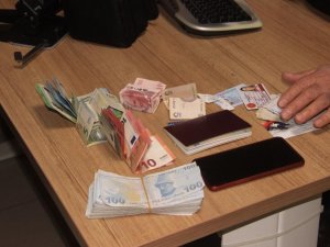 Bulduğu Çantayı Polise Teslim Etti