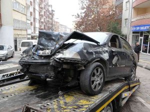 Kontrolden Çıkan Otomobil Park Halindeki Araçların Arasına Daldı: 1 Yaralı