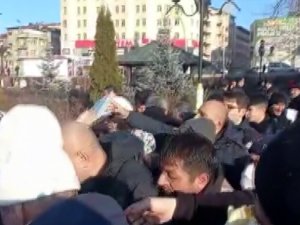 Chp Erzurum’da Kur’an-ı Kerim Dağıttı, Vatandaşlar Birbirleriyle Yarıştı