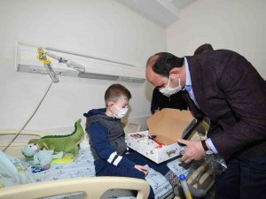 Başkan Altay Onkoloji Servisindeki Çocuklara Şivlilik Dağıtarak Moral Verdi