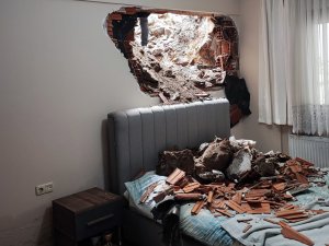 İ̇ş Makinesi Evin Duvarını Deldi, Firma Çalışanları İşe Devam Etti