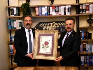 Vali Aksoy, Söke Belediyesi Prof. Dr. İ̇lber Ortaylı Kitabevi’ni İnceledi