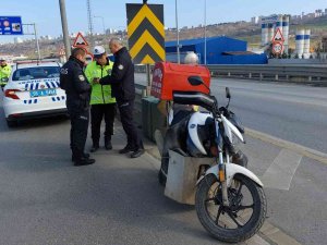 Samsun’da Otomobil Motosikletli Kuryeye Çarpıp Kaçtı: 1 Yaralı