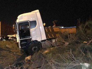 Tem Otoyolu’nda Tır Devrildi, Trafikteki Sürücüler Kontak Kapattı