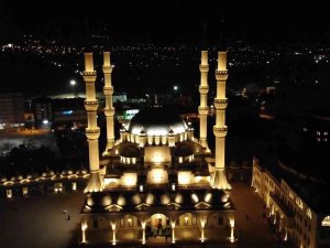 Regaip Kandili Camilerde İdrak Edildi, Eller ’Yağmur’ İçin Duaya Açıldı