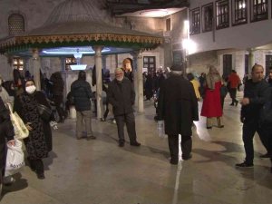 Regaip Kandili Nedeniyle Binlerce Vatandaş Eyüp Sultan Camii’ne Akın Etti