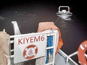 Makine Arızası Yapan Tekneyi Kıyem Ekipleri Kurtardı