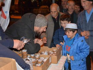 Regaip Kandilinde Sındırgı’da Vatandaşlara Helva İkramı