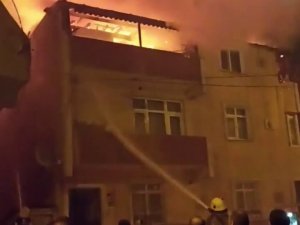 Küçükçekmece’de 3 Katlı Binada Yangın Paniği