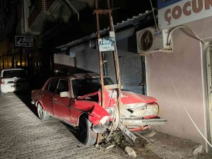 Önce Park Halindeki Otomobillere, Ardından Direğe Çarptı: 1 Yaralı