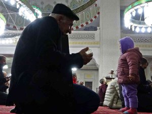 Yüksekova’da Camiler Doldu, Eller Semaya Kalktı