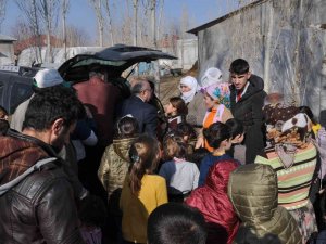 Başkan Turan’dan Çocuklara Bot Ve Mont Desteği
