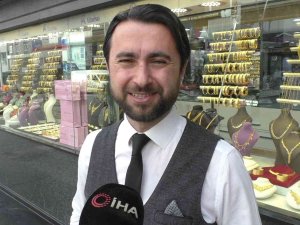 Sultangazi’de Atmaca, Yakaladığı Serçe İle Kuyumcuya Daldı: O Anlar Kamerada