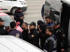 Fuhuş Operasyonunda Yakalandı Bastonuyla Adliyeye Zor Yürüdü