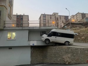 Direksiyon Hakimiyetini Kaybeden Minibüs Balkona Uçtu