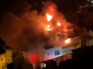 İ̇zmir’de Korku Dolu Anlar: 2 Katlı Binanın Çatısına Yıldırım Düştü