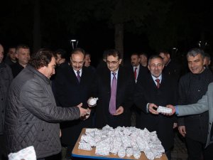 Bakan Dönmez Bilecik’te Vatandaşlara Kandil Simidi Dağıttı