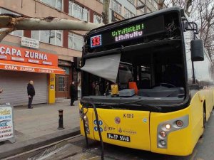 Fatih’te Facianın Eşiğinden Dönüldü: İ̇çinde Yolcuların Bulunduğu İ̇ett Otobüsü Ağaca Çarptı