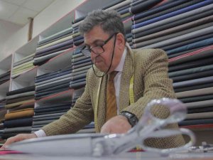 70 Yaşındaki Terzi Hıdır Ustanın Meslek Aşkı Hayran Bırakıyor