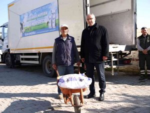 Aydın Büyükşehir Belediyesi’nden Küçük Aile İşletmelerine Yem Desteği Sürüyor