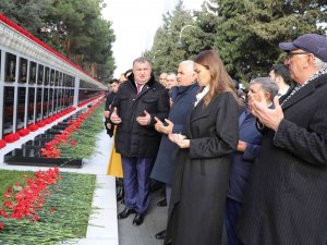 Datüb Heyeti Bakü Şehitlerini Andı