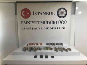 Fatih’te Yaklaşık 8 Milyon Lira Değerindeki Dövizin Gasp Anı Kamerada