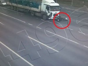Kırmızı Işıkta Feci Kaza Kamerada: Kör Noktada Bekleyen Kurye Böyle Ezildi